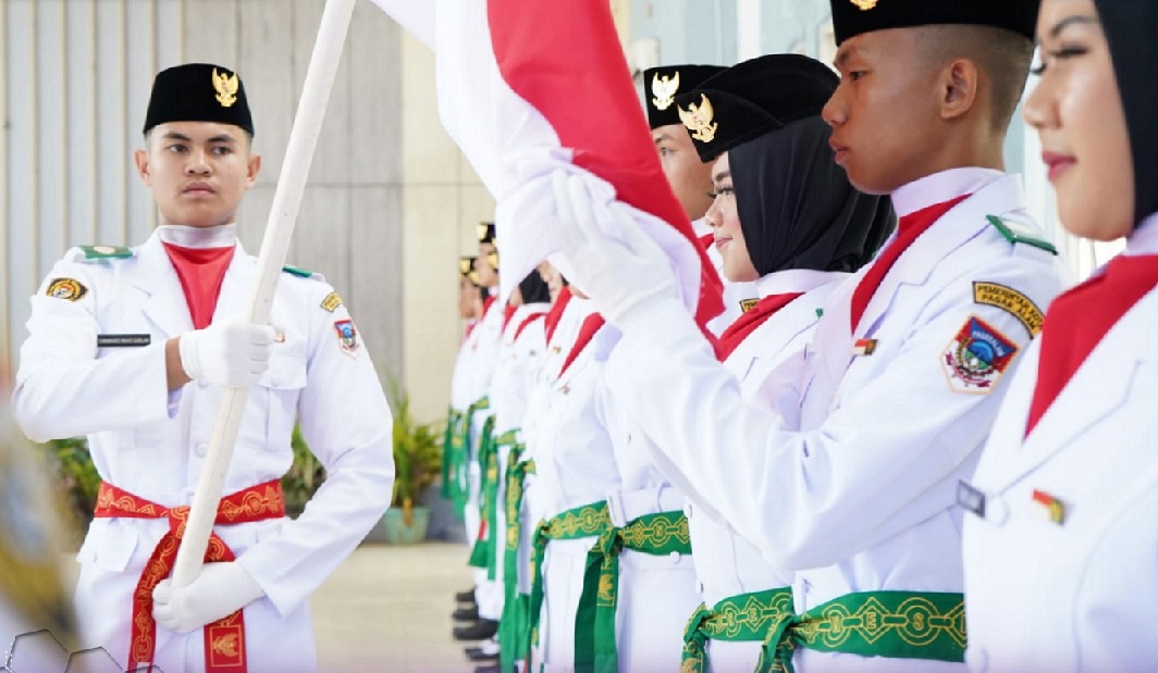 Wako Kukuhkan 70 Anggota Paskibraka Tahun 2025