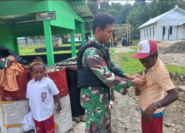 Peduli Pendidikan Anak Papua, Ternyata Satgas Yonif Raider Berikan Ini di Pamtas