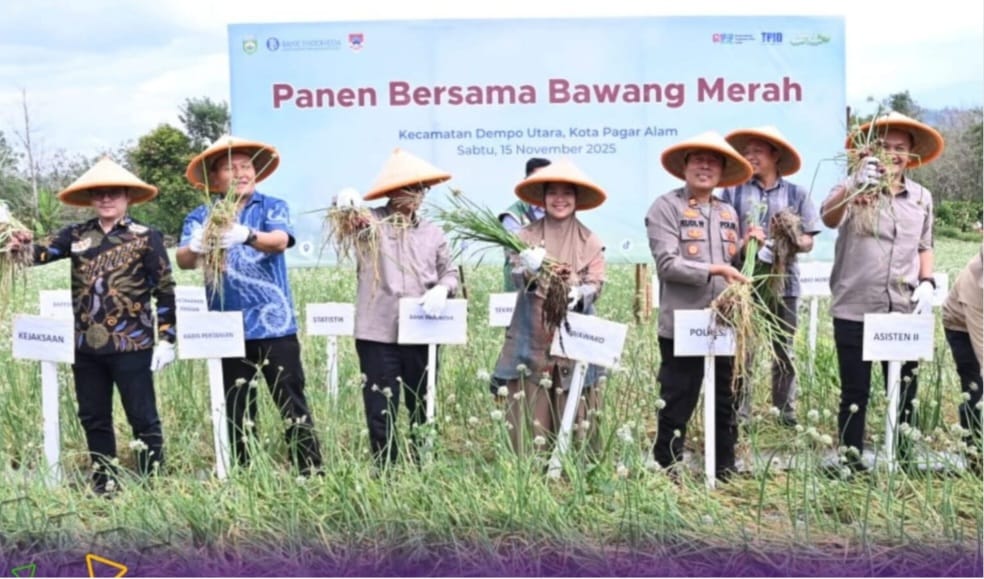 Kapolsek Dempo Utara Hadiri Panen Raya Bawang Merah, Polres Pagar Alam Dukung Swasembada Pangan