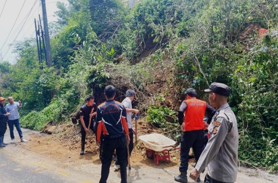 Polsek - BPBD Bersihkan Material Longsor, Jalan Lintas Negara Normal