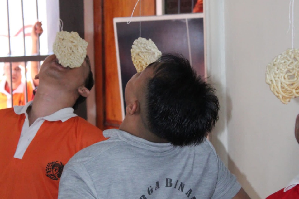 Seruu, Warga Binaan Juga Ikut Lomba Makan Kerupuk di Lapas