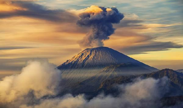 Indonesia : Misteri Gunung Semeru, Jejak Keajaiban Spiritual Abad 15 di Pulau Jawa