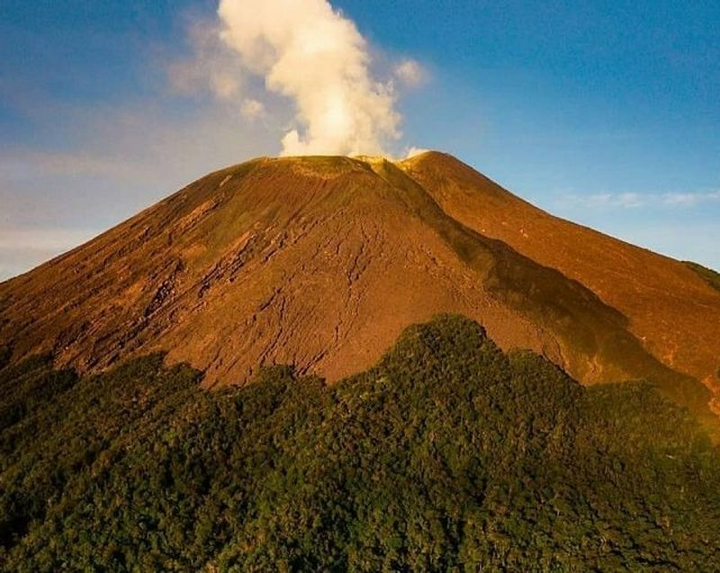 Gunung Slamet: Misteri dan Keindahan yang Bikin Geleng-Geleng Kepala!