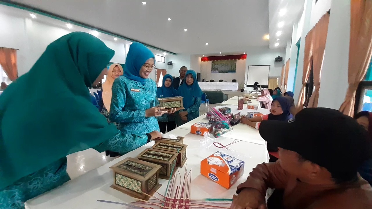 Bantu Pengrajin Promosi Produk Kerajinan Bambu 