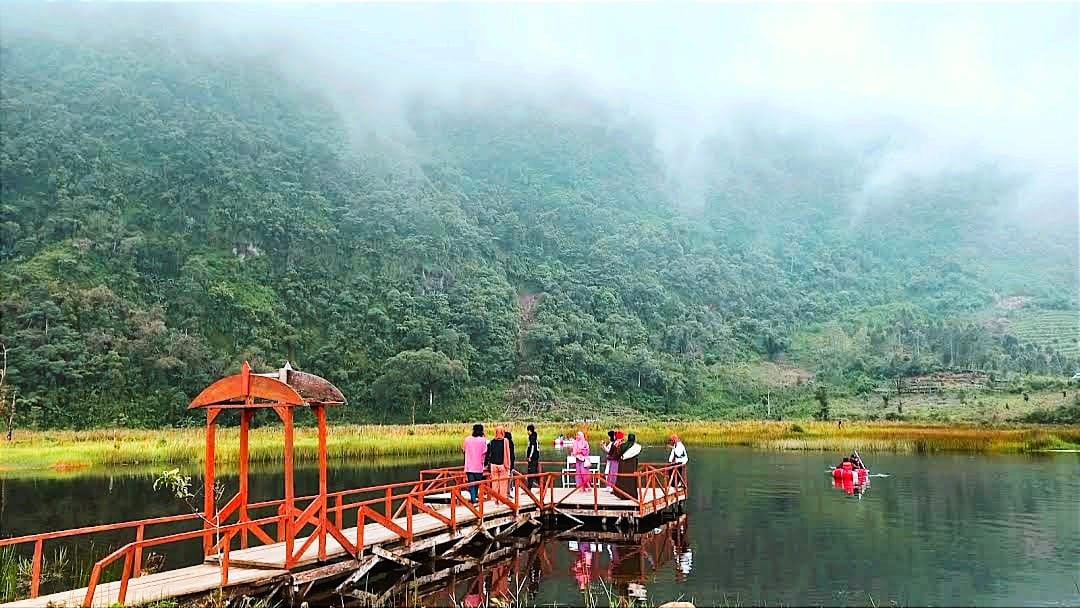 Keajaiban Alam Telaga Mangunan, Destinasi Terbaik untuk Bersantai dan Berfoto di Pekalongan