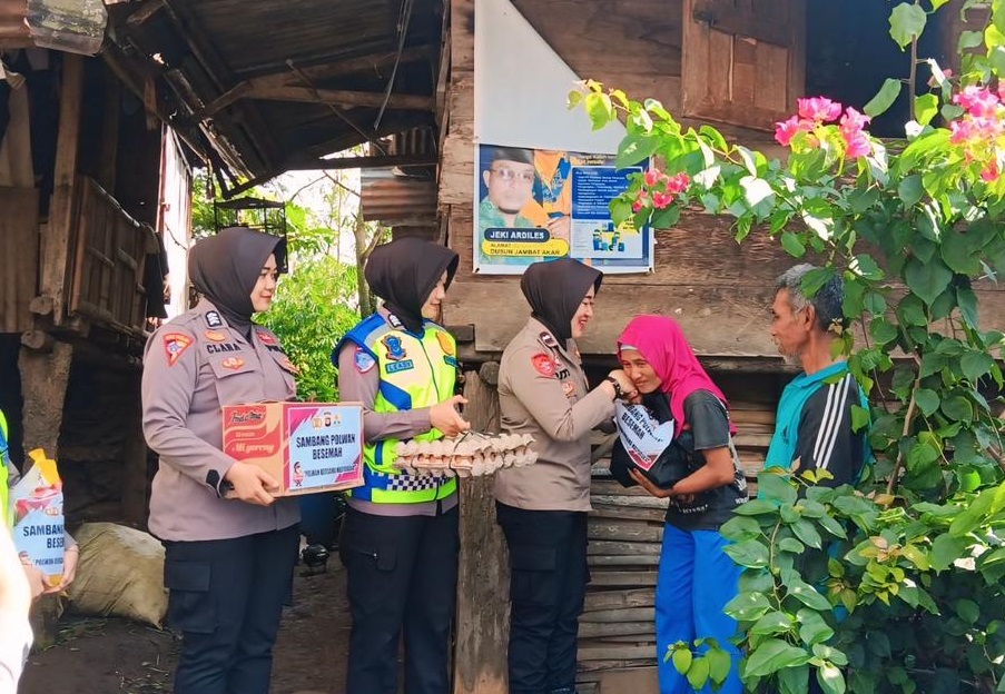 Polwan Berbagi Sentuh Hati Warga dengan Salurkan Bansos 
