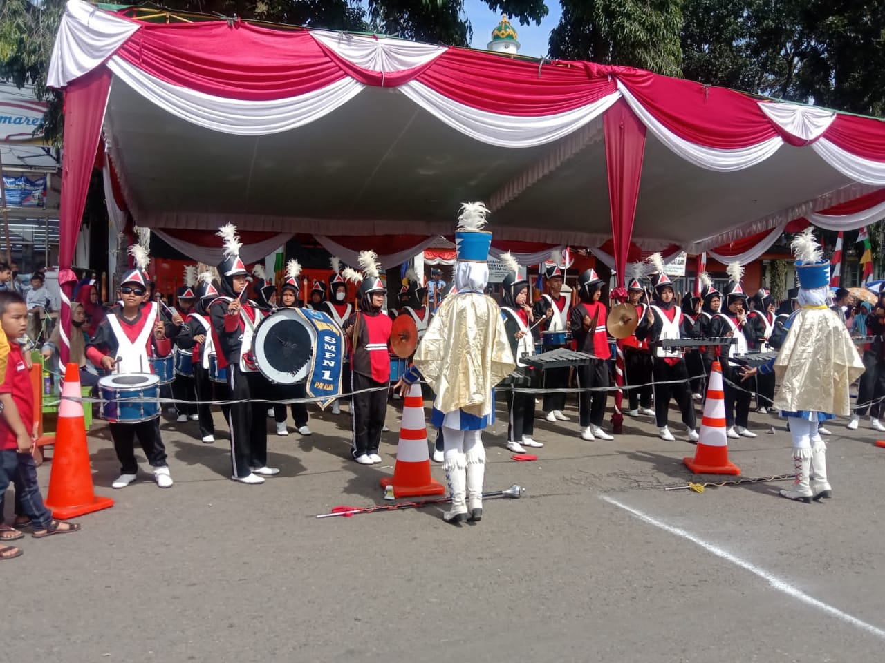 Drumband SMP N 1 Unjuk Kebolehan di Depan Panggung Kehormatan