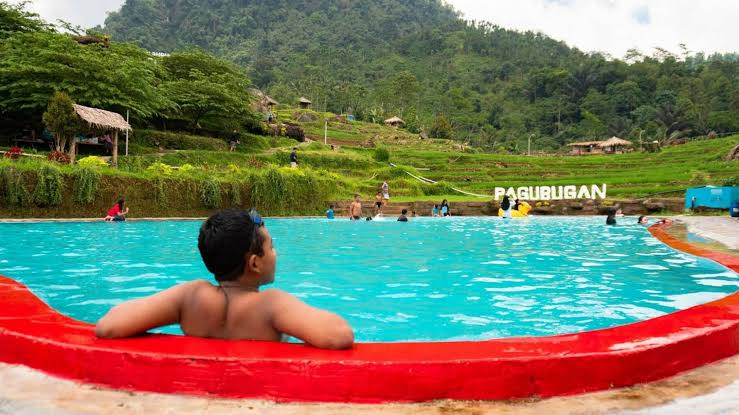 Mencoba Wisata Pagubugan Melung, Sensasi Berenang di Kolam Tengah Sawah yang Memukau