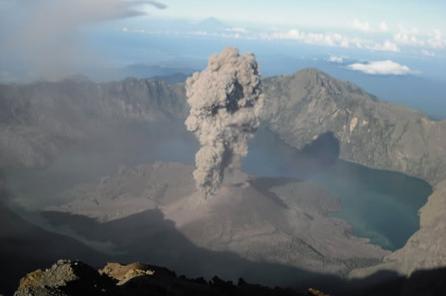 Mengungkap Sejarah dan Mitos Gunung Baru Jari di Kaldera Segara Anak