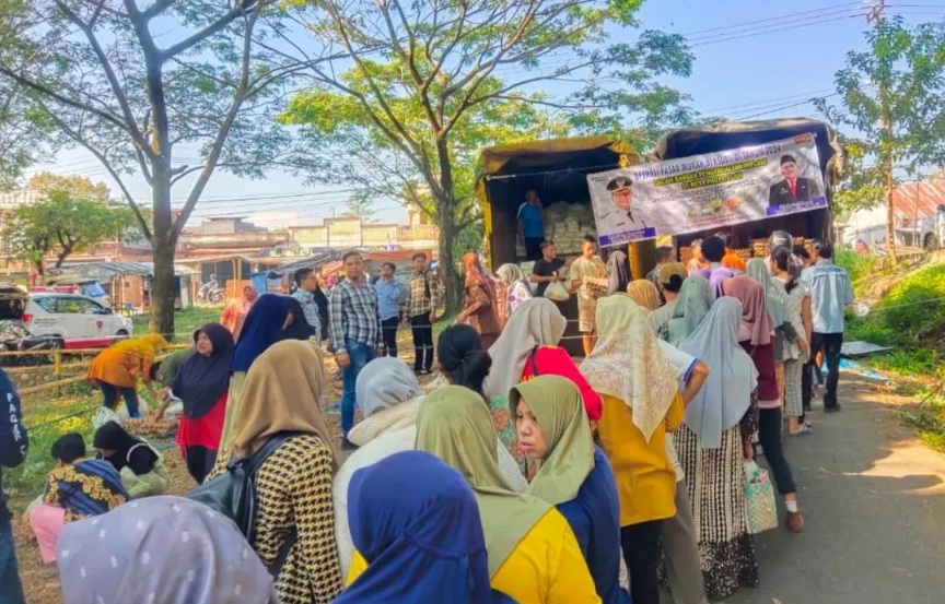 1.500 Paket Sembako Ludes Diserbu Emak Emak