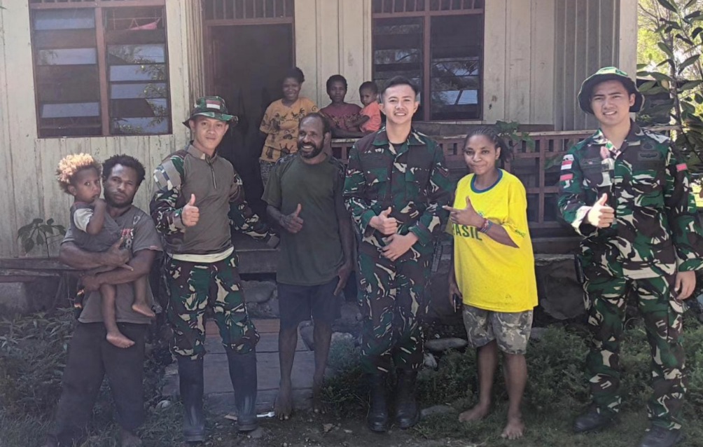Pererat Silaturahmi, Satgas Yonif Raider Giat Kosmos di Distrik Elelim Papua