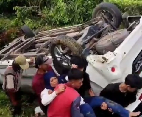 Begini Jadinya Jika Tak Piawai Berkendara di Kebun Teh Gunung Dempo, Mobil Wisatawan Terjun ke Jurang