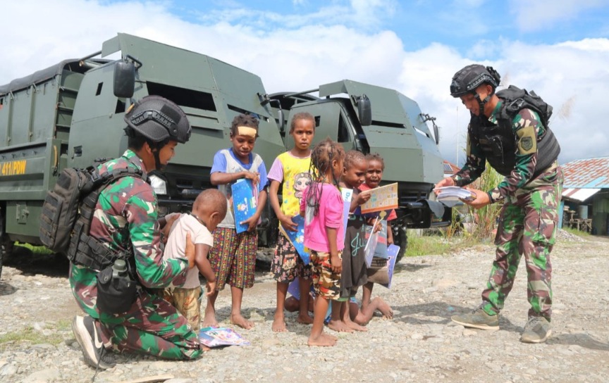 Bagikan Alat Tulis, Prajurit Yonif MR 411 Pandawa Kostrad Motivasi Semangat Belajar Anak-Anak Papua