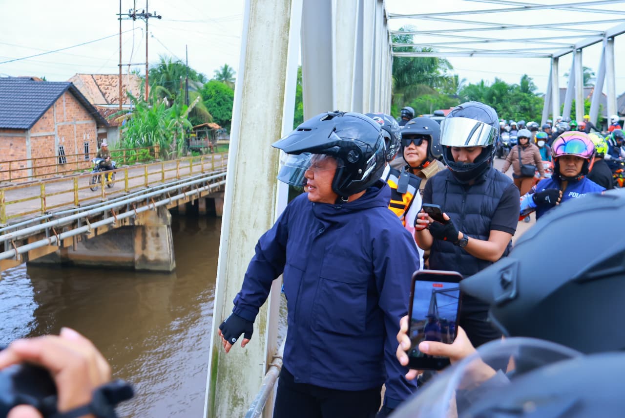 Terus Aktif Berikan Pelayanan Masyarakat, Herman Deru Lakukan Pebaikan Jalan OKI