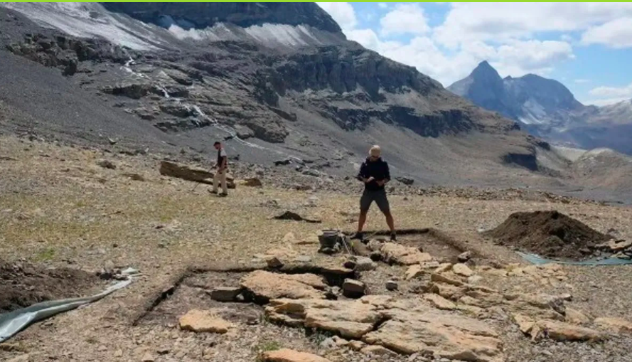 Pendaki Gunung Alpen Tak Sengaja Temukan Koin Kuno di Kuil Romawi Kuno