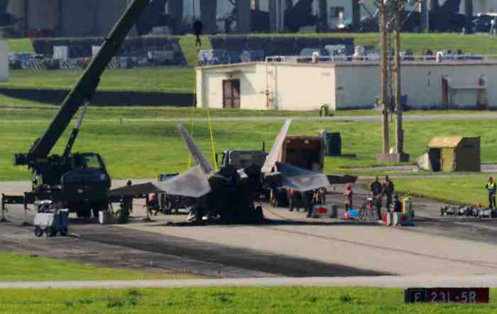 Jet Tempur Stealth F-22 Raptor Nyungsep Saat Ditowing, Insiden Nose Down di Lanud Kadena