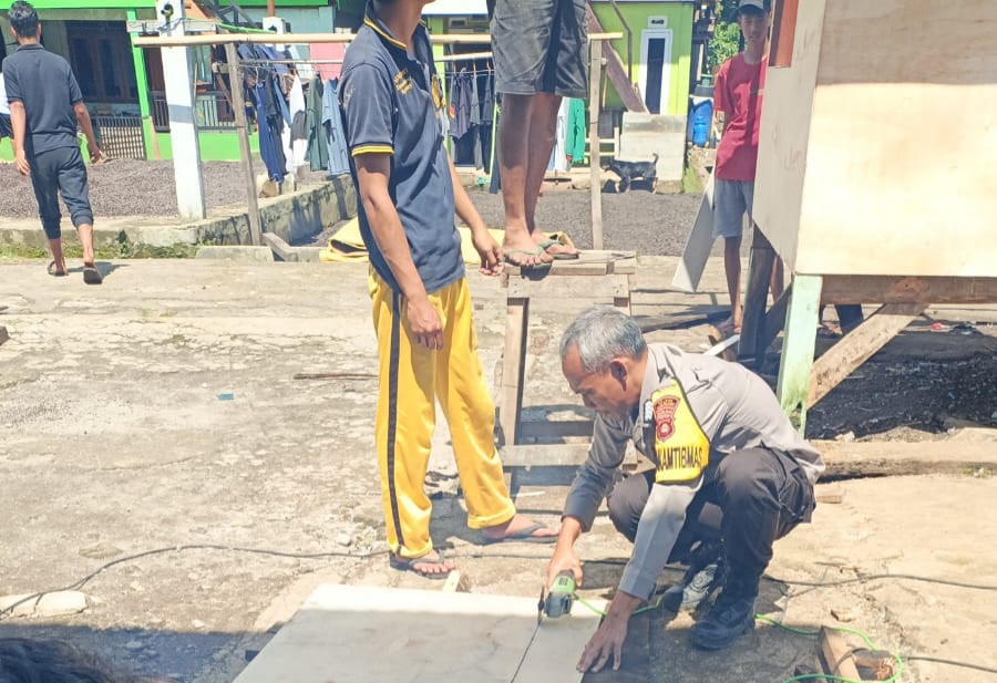 Bhabinkamtibmas Bersama Warga Bangun Pos Siskamling, Kapolres : Simbol Persatuan dan Semangat Menjaga Kampung