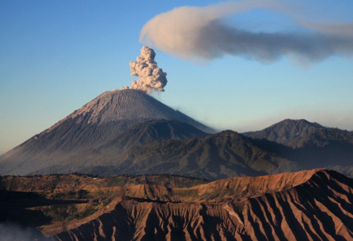 Dari Tantu Panggelaran ke Letusan Terakhir, Sejarah Sakral Gunung Semeru