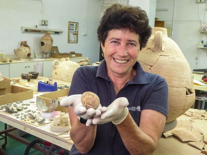 Arkeolog Israel Tak Sengaja Memecahkan Temuan Telur Kuno 1.000 Tahun