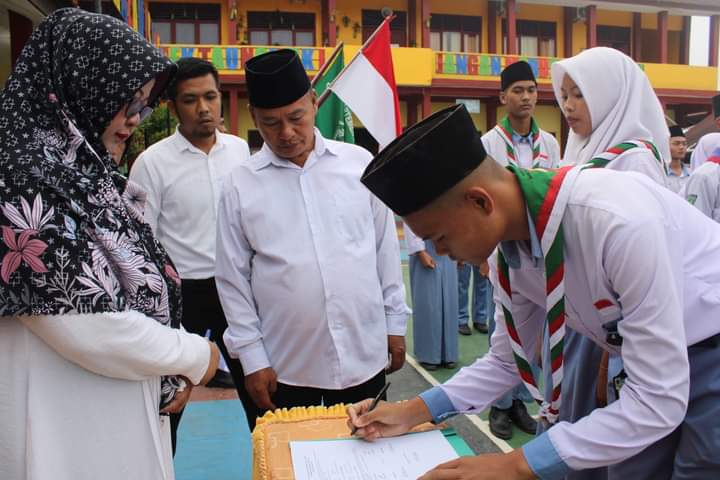 Lantik Pengurus OSIM, Kasek MAN 1 Pagar Alam : Jalankan Tugas dengan Pengabdian