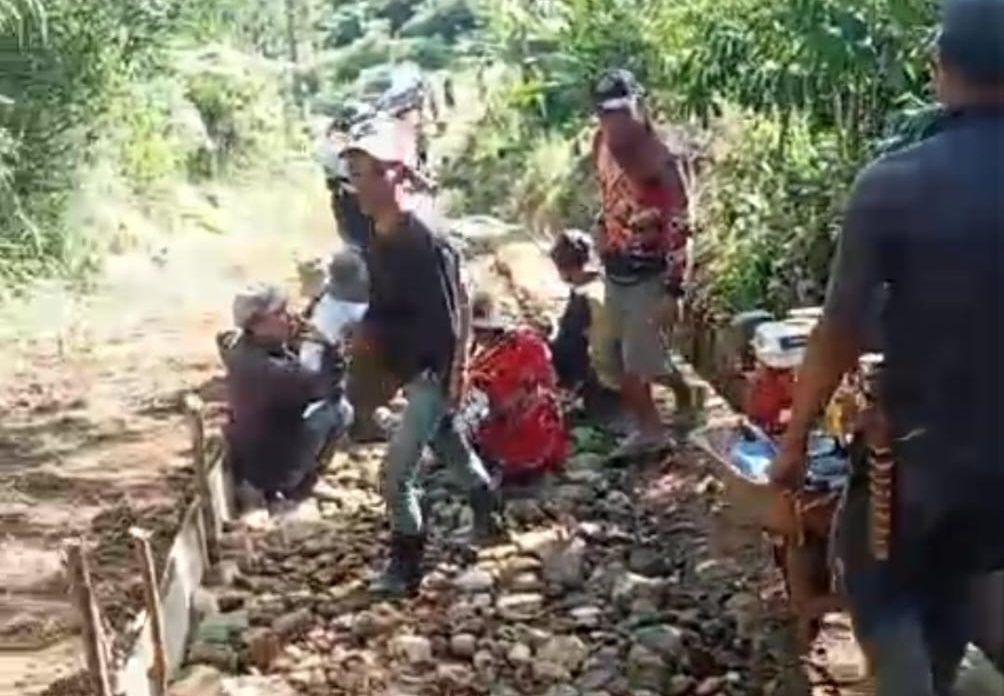 Warga Sumber Baru Swadaya Perbaiki Jalan Rusak