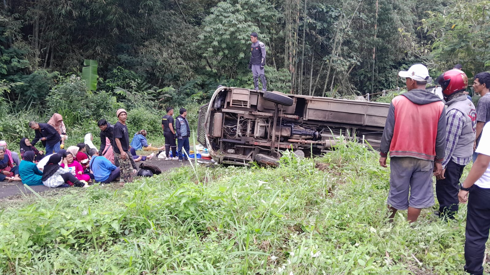 Bus Terbalik di Lokasi Objek Wisata Curup Embun, Polres dan BPBD Sigap Evakuasi!  