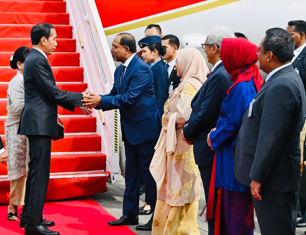 Dari Singapura, Presiden Jokowi dan Ibu Iriana Tiba di Malaysia