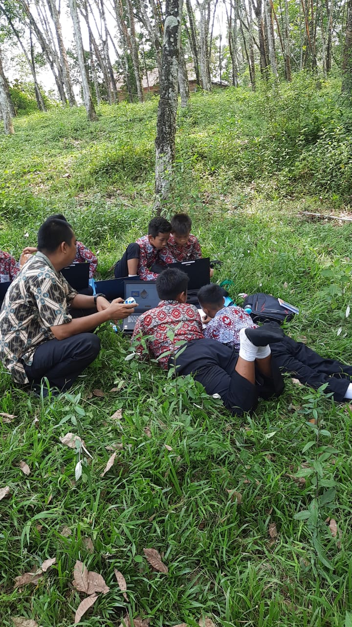 Laksanakan ANBK Dibawah Pohon Karet