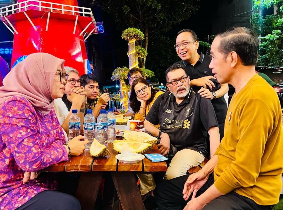 Cerita Para Pemred Makan Durian Bersama Presiden Jokowi