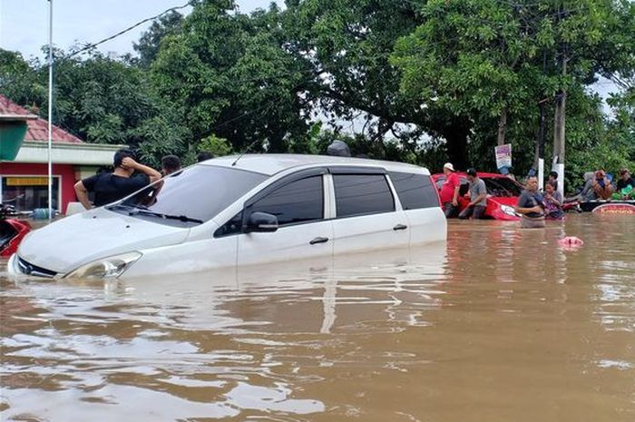 Penting! Ini Langkah-langkah Paling Tepat Saat Mobil Terendam Banjir, Cek Lengkapnya Disini!