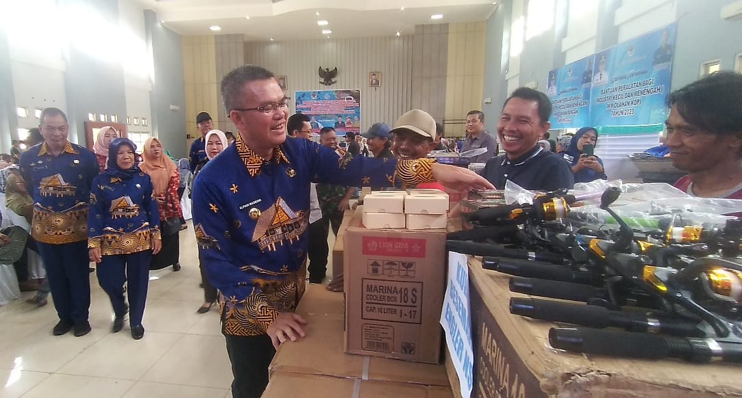 Wako Serahkan Bantuan Sapras Budidaya dan Pengolahan Perikanan Kepada Poklahsar KUB, UPI, dan Akta Notaris