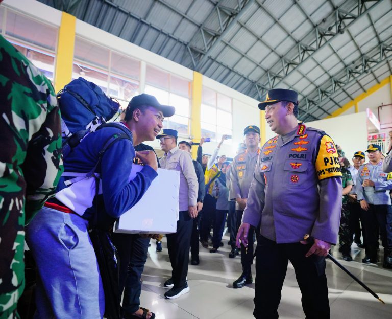 Sapa Sopir dan Pemudik di Terminal Purabaya, Kapolri : Jaga Keselamatan Guna Cegah Kecelakaan