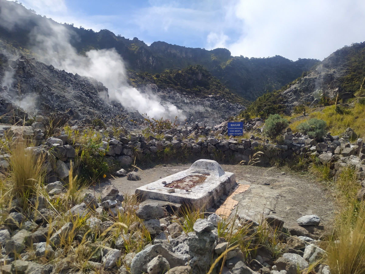 Ngeri Abis! Ternyata Begini Sejarah Makam Misterius Di Gunung Sumbing