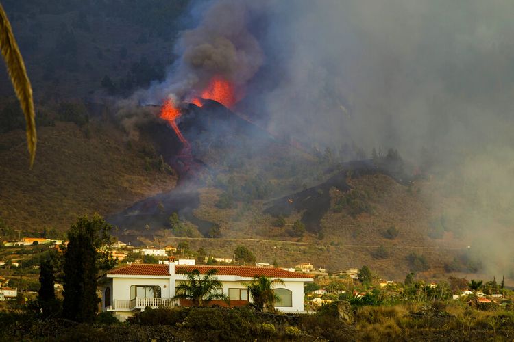 Mengenal Kehidupan Terpencil Stromboli di Atas Gunung Berapi aktif Italia 