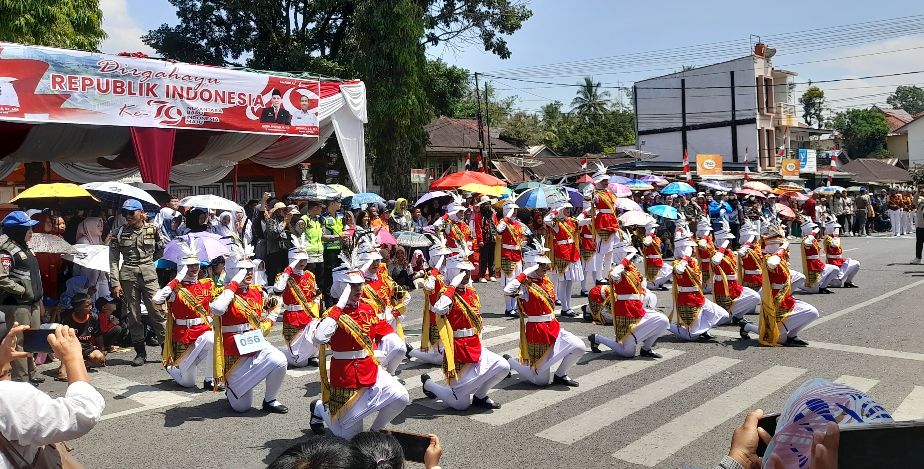 Tampilkan Aksi Terbaik, SMP PGRI Kota Pagar Alam Meriahkan Lomba Gerak Jalan HUT RI ke-79