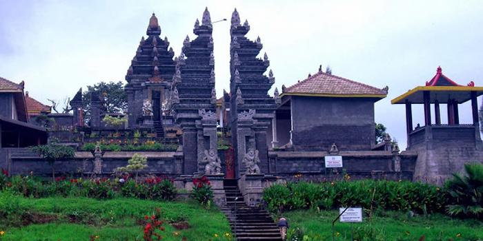 Salah Satu Wisata Religi Paling Kuat Di Indonesia, Inilah Pura Luhur Giri Arjuno!