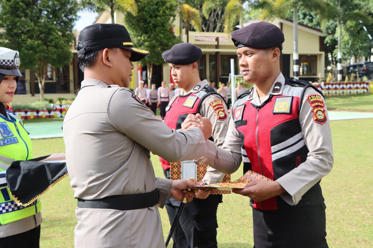 Berhasil Ungkap Kasus Narkotika, 4 Personel Samapta Diganjar Penghargaan