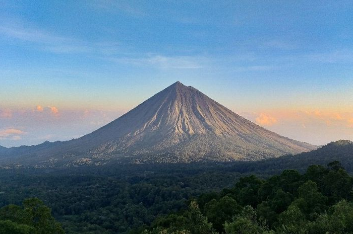 Menapaki Jejak Sejarah dan Mitos Gunung Inirei, Bali