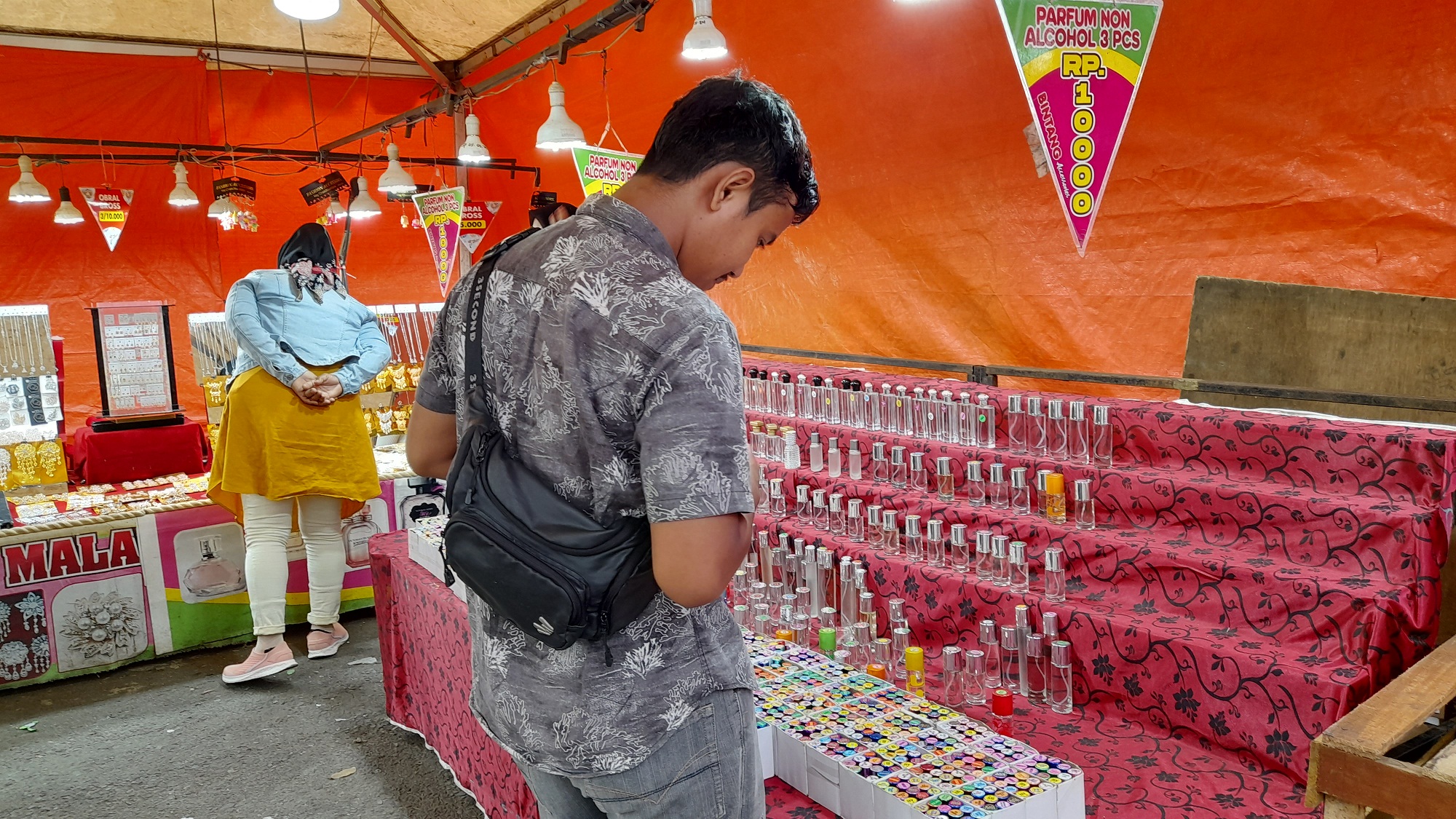 Harga Murah, Stand Parfum di Besemah Expo Diserbu Pembeli
