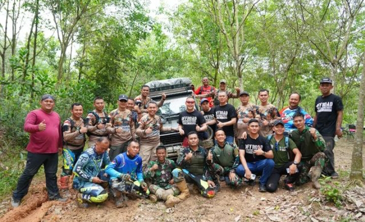 Taklukkan Medan Tanah Merah Pekat, Duet Kak Pian-Aswari Meriahkan Offroader Eksekutif Muara Enim