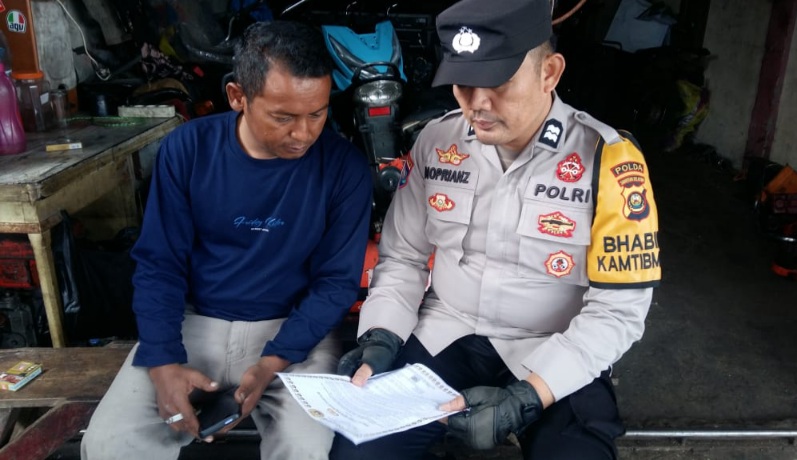 Sambang Kamtibmas ke Warga, Bhabinkamtibmas Ini Ajak Tertib Kelengkapan Kendaraan