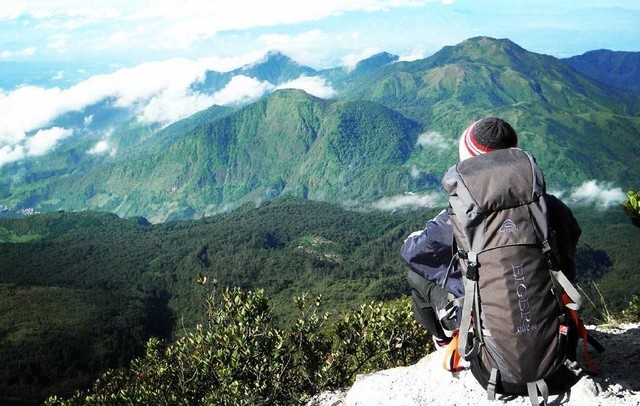 Masih Menjadi Misteri! Wisata Puncak Gunung Lawu Dipenuhi Makam, Simak Penjelasannya!