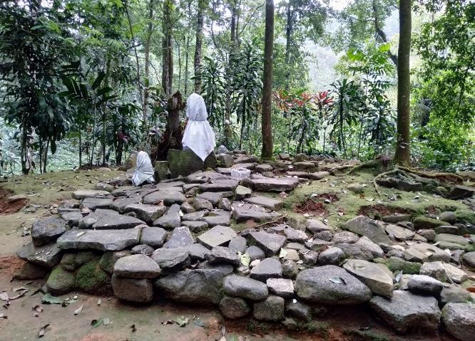 Bikin Merinding! Ini Makam di Puncak Gunung Salak, No 3 Penguasa Laut Selatan?