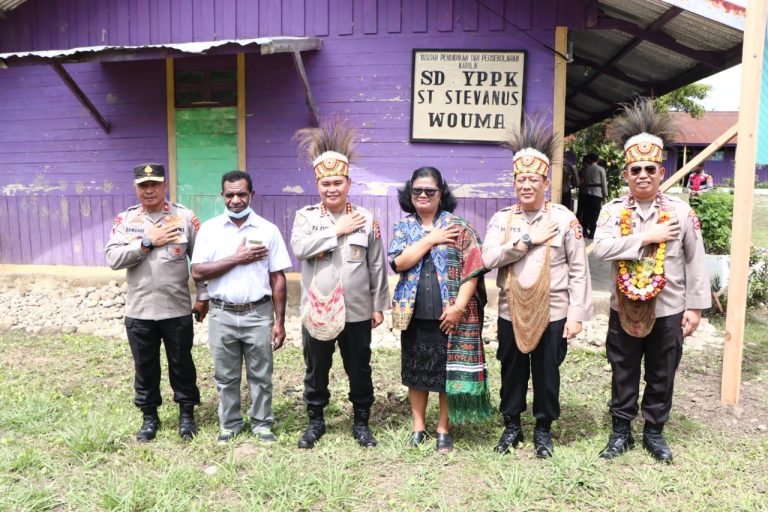 Kabaharkam Peduli Pendidikan di Papua, Berikan Bantuan ke SD Santo Stevanus Wouma