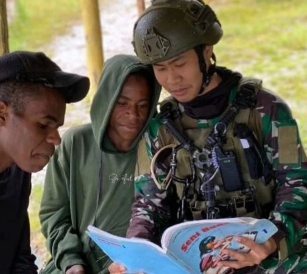 Gaungkan Gubuk Baca di Papua, Ternyata Begini Harapan Mulia Satgas Yonif 432 Kostrad 