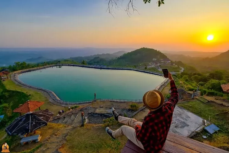 Menikmati Sunrise di Desa Wisata Embung Nglanggeran, Spot Ciamik Untuk Mengabadikan Momen Liburanmu!