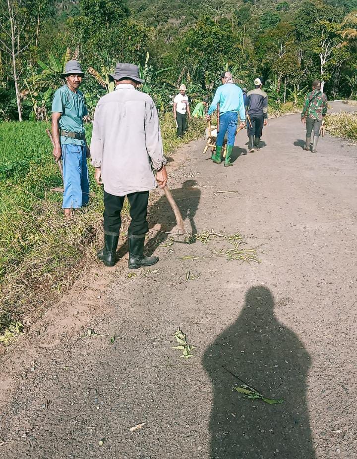 Masyarakat Sedang Melaksanakan Gotong Royong