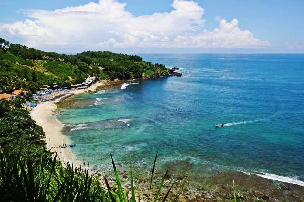 Keindahan Pantai Menganti di Kebumen, Bersantai di Tengah Alam yang Mempesona!