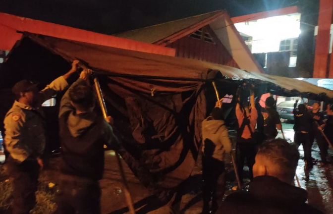 Bantu Warga, Satbrimob Polda Papua Pasang 10 Tenda Pleton Untuk Pengungsi