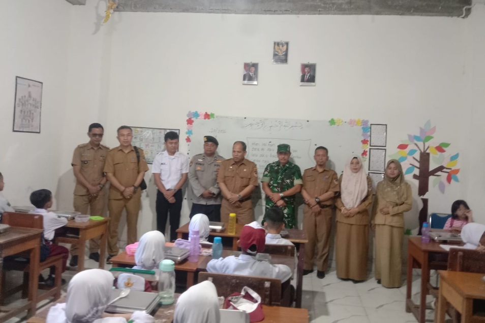 252 Siswa SD Muhammadyah 3 Pagar Alam Santap Menu MBG